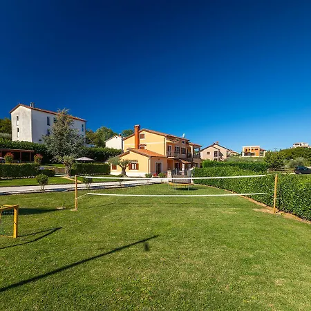 Faszinierendes Mit Privatpool, Volleyballfeld, Fussballplatz, Trampolin Beim Bekannten Radweg Parenzana Casa vacanze *