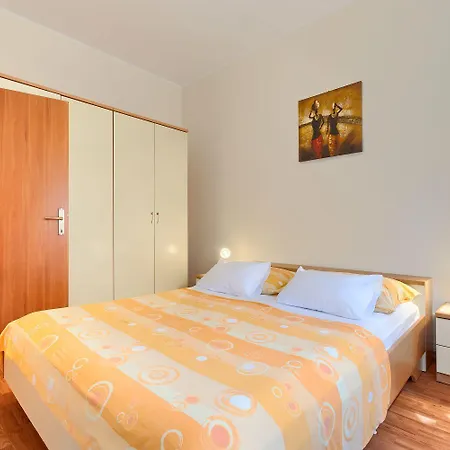 Faszinierendes Mit Privatpool, Volleyballfeld, Fussballplatz, Trampolin Beim Bekannten Radweg Parenzana Сasa de vacaciones *