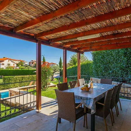 Casa vacanze Faszinierendes Mit Privatpool, Volleyballfeld, Fussballplatz, Trampolin Beim Bekannten Radweg Parenzana *