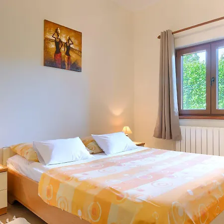 Сasa de vacaciones Faszinierendes Mit Privatpool, Volleyballfeld, Fussballplatz, Trampolin Beim Bekannten Radweg Parenzana *