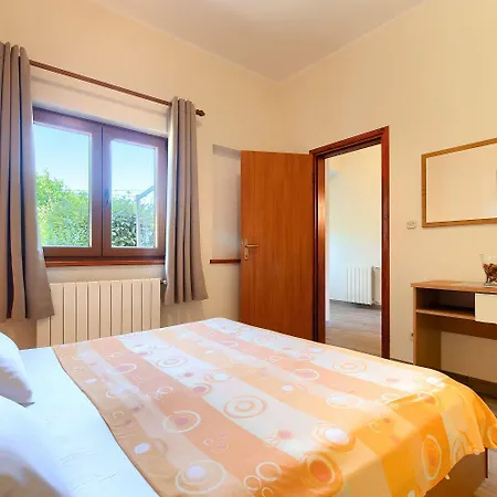 Casa vacanze Faszinierendes Mit Privatpool, Volleyballfeld, Fussballplatz, Trampolin Beim Bekannten Radweg Parenzana Vižinada