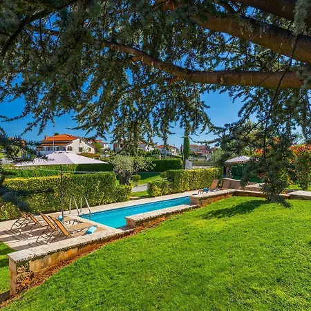 Casa vacanze Faszinierendes Mit Privatpool, Volleyballfeld, Fussballplatz, Trampolin Beim Bekannten Radweg Parenzana Vižinada