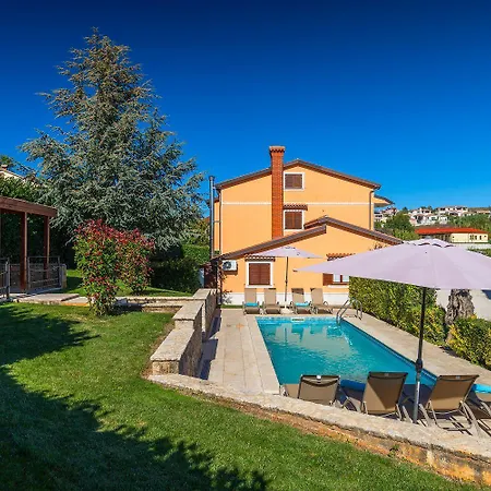 Сasa de vacaciones Faszinierendes Mit Privatpool, Volleyballfeld, Fussballplatz, Trampolin Beim Bekannten Radweg Parenzana