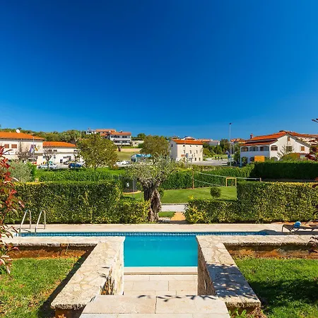 Casa vacanze Faszinierendes Mit Privatpool, Volleyballfeld, Fussballplatz, Trampolin Beim Bekannten Radweg Parenzana