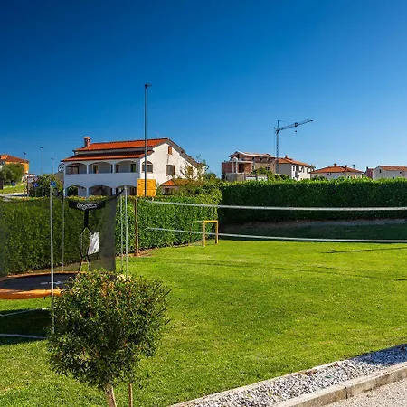 Faszinierendes Mit Privatpool, Volleyballfeld, Fussballplatz, Trampolin Beim Bekannten Radweg Parenzana Feriehus