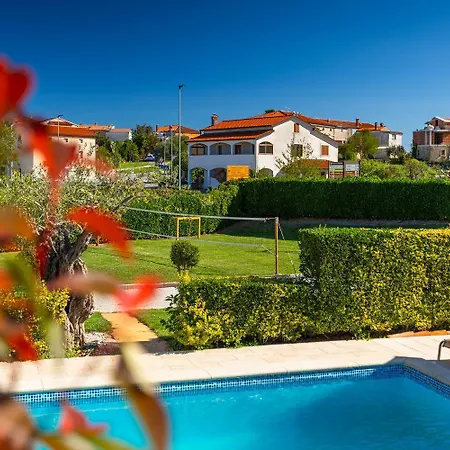 Faszinierendes Mit Privatpool, Volleyballfeld, Fussballplatz, Trampolin Beim Bekannten Radweg Parenzana Casa vacanze Vižinada