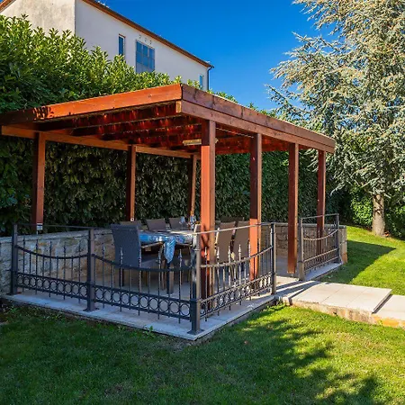Casa vacanze Faszinierendes Mit Privatpool, Volleyballfeld, Fussballplatz, Trampolin Beim Bekannten Radweg Parenzana Vižinada