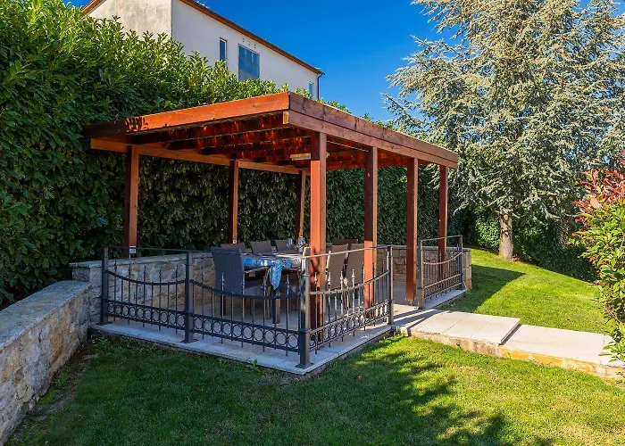 Feriehus Faszinierendes Mit Privatpool, Volleyballfeld, Fussballplatz, Trampolin Beim Bekannten Radweg Parenzana Vižinada